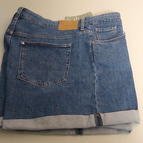 H&M ADJUSTABLE, CUFFED, HIGH WAIST, 4", MOM DENIM JEAN SHORTS - Picture 2 of 9